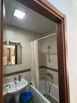 Manje opremljeno kupatilo sa kadom i umivaonikom. - image 4