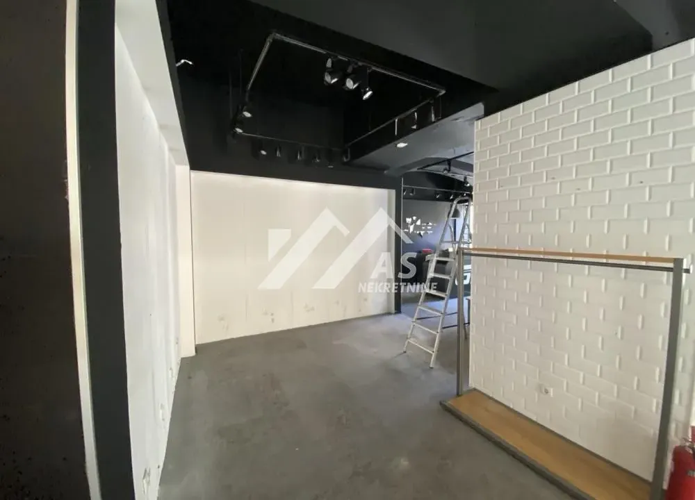 Izdavanje, poslovni prostor, 140m², Centar, Novi Sad