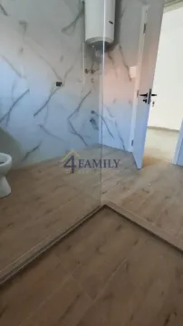 Pogled na moderno uređeno kupatilo sa tuš kabinom i keramičkim pločicama. - image 9