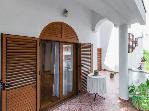 Izdavanje, četvorosoban stan, 300m², Gorica C, Podgorica - image 6