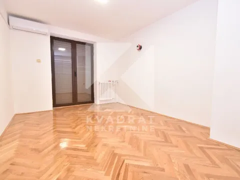 Izdavanje, kuća, 200m², Stari Aerodrom, Podgorica - image 13