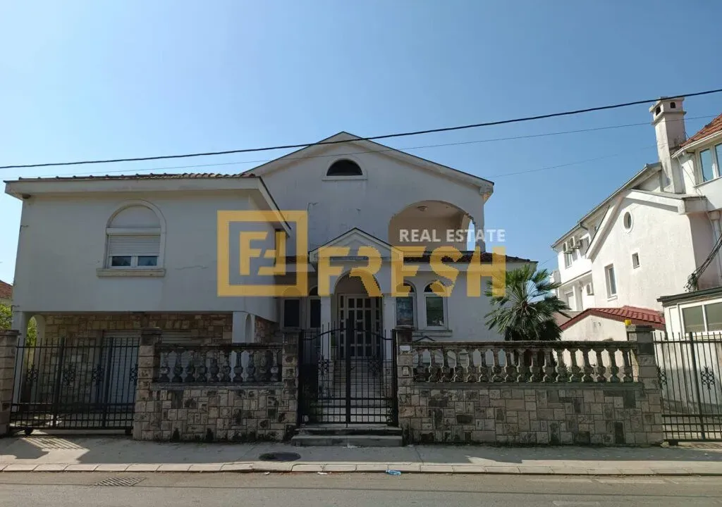 Prodaja, kuća, 380m², Masline, Podgorica