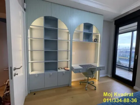 Dečja soba sa ugradnim ormarima i radnim stolom. - image 12