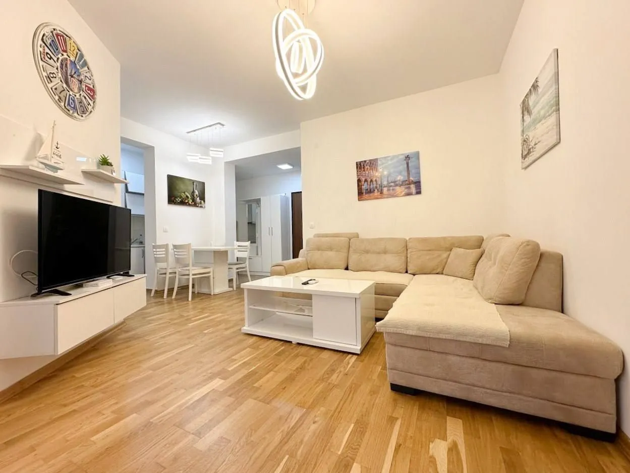 Izdavanje, dvosoban stan, 68m², Velji Vinogradi, Budva