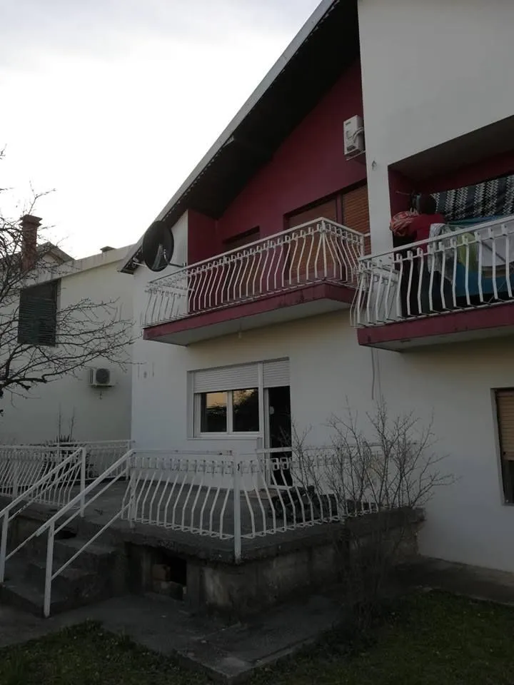 Spoljašnjost dvospratne kuće sa balkonima.