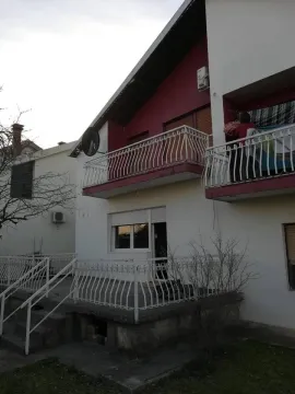 Spoljašnjost dvospratne kuće sa balkonima. - image 2