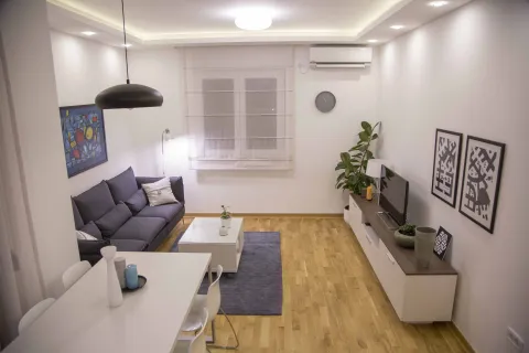 Svijetla dnevna soba sa modernim namještajem i trpezarijskim stolom. - image 3