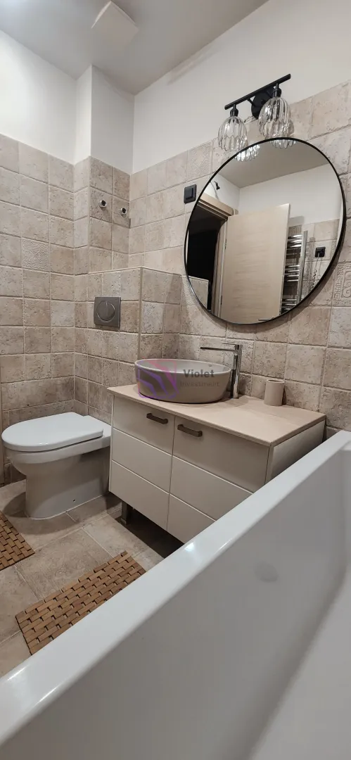 Kupatilo opremljeno umivaonikom, WC šoljom i kadom.