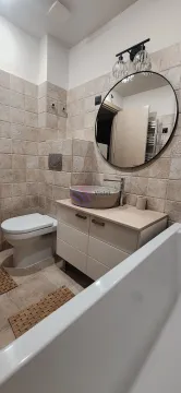 Kupatilo opremljeno umivaonikom, WC šoljom i kadom. - image 20