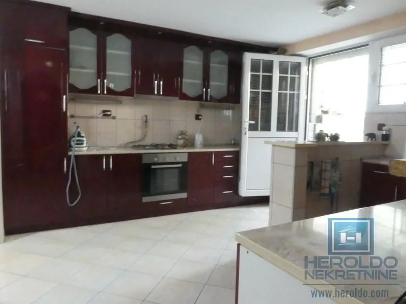 Prodaja, kuća, 380m², Pivara, Jagodina