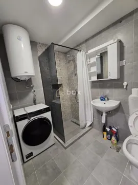 Kupatilo opremljeno tuš kabinom, umivaonikom, WC šoljom, mašinom za veš i bojlerom. - image 10