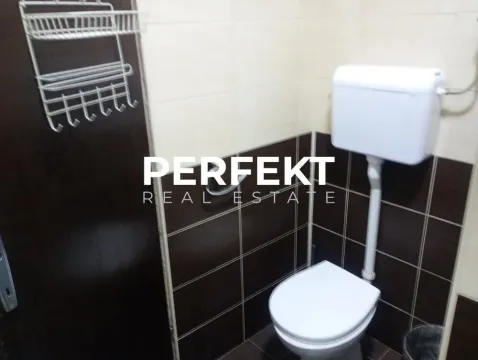 Pogled na kupatilo sa WC šoljom i zidnim pločicama. - image 4