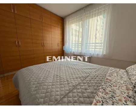Spavaća soba sa bračnim krevetom i velikim ugradnim plakarom. - image 13