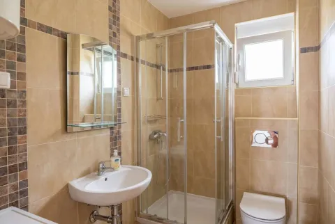 Kompaktno kupatilo sa tuš kabinom, umivaonikom i WC šoljom. - image 9
