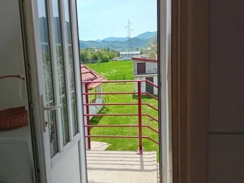 Pogled sa terase na zeleno dvorište i okolne planine. - image 11