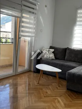 Dnevna soba sa garniturom, stočićem i izlazom na terasu. - image 2