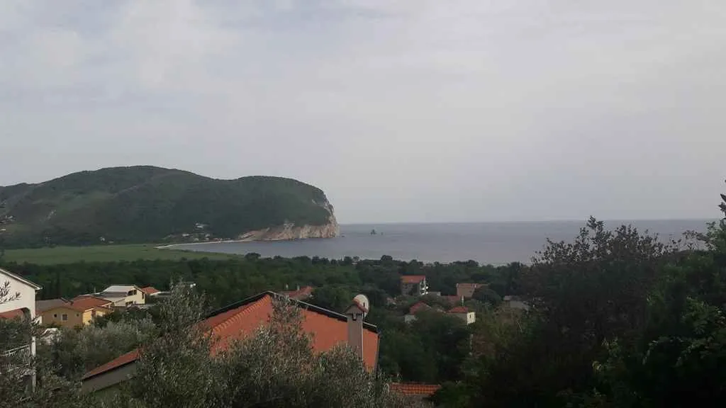 Pogled na more i okolna brda sa imanja.
