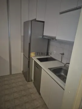 Manja kuhinja sa belim elementima, frižiderom i ugradnom pločom. - image 7
