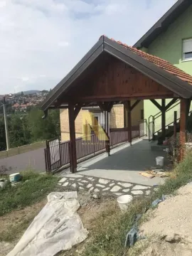 Natkriveni trem i dvorište kuće. - image 4