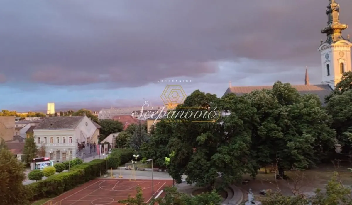 Izdavanje, četvorosoban stan, 104m², Centar, Novi Sad