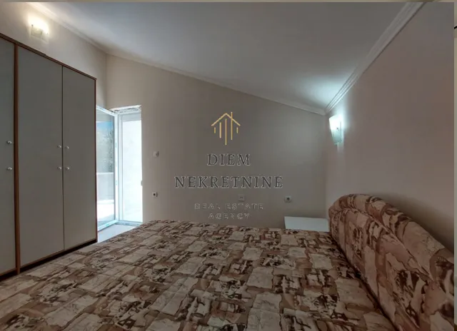 Izdavanje, dvosoban stan, 70m², Škaljari, Kotor
