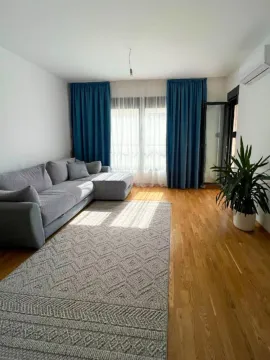 Dnevna soba sa ugaonom garniturom, parketom i izlazom na terasu. - image 2