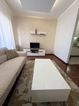 Dnevna soba sa garniturom, stočićem i TV komodom. - image 3
