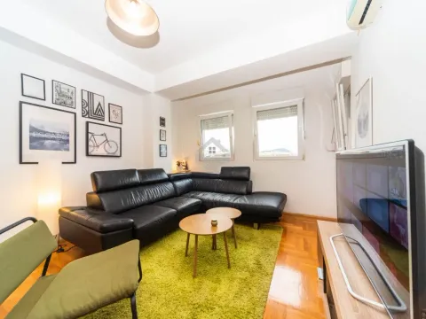 Izdavanje, jednosoban stan, 52m², City Kvart, Podgorica - image 1