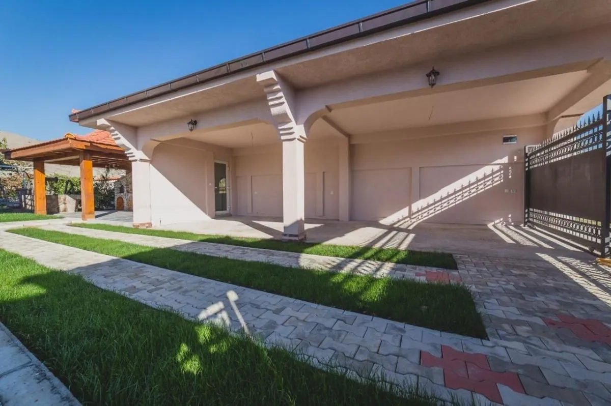 Prodaja, kuća, 200m², Donji Kokoti, Podgorica
