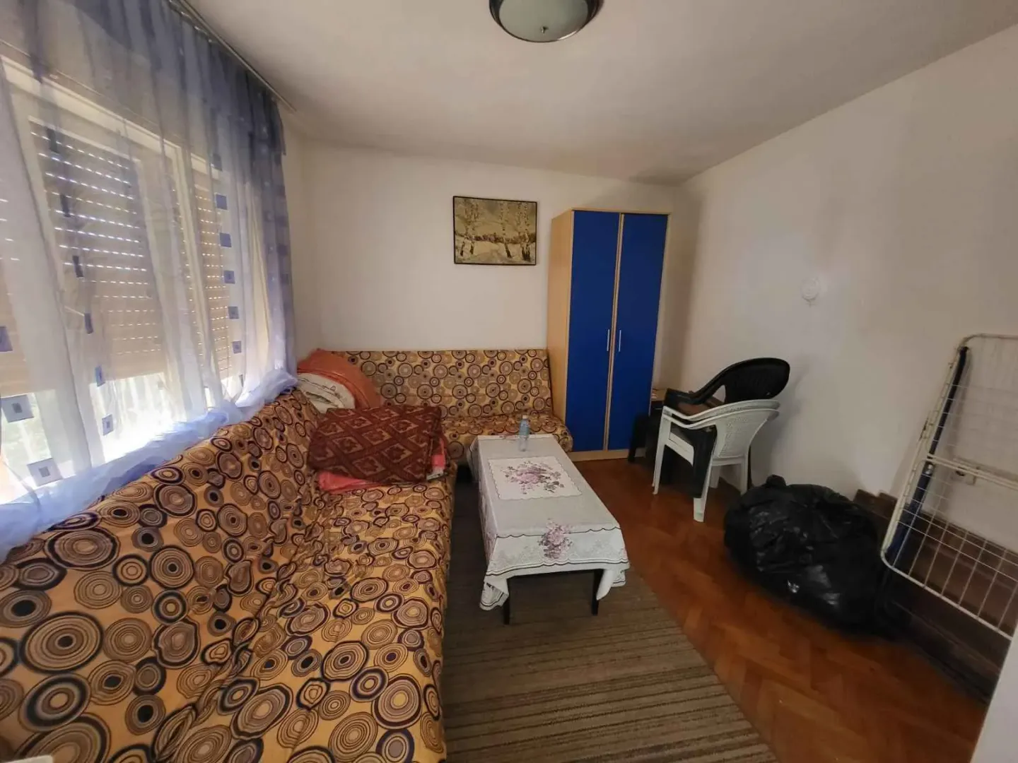 Dnevna soba sa garniturom, stočićem i ormarom.