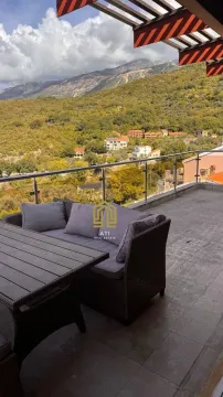 Prostrana terasa sa garniturom za sjedenje i pogledom na prirodu. - image 3