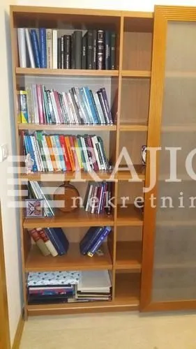 Izdavanje, trosoban stan, 70m², Čubura, Beograd