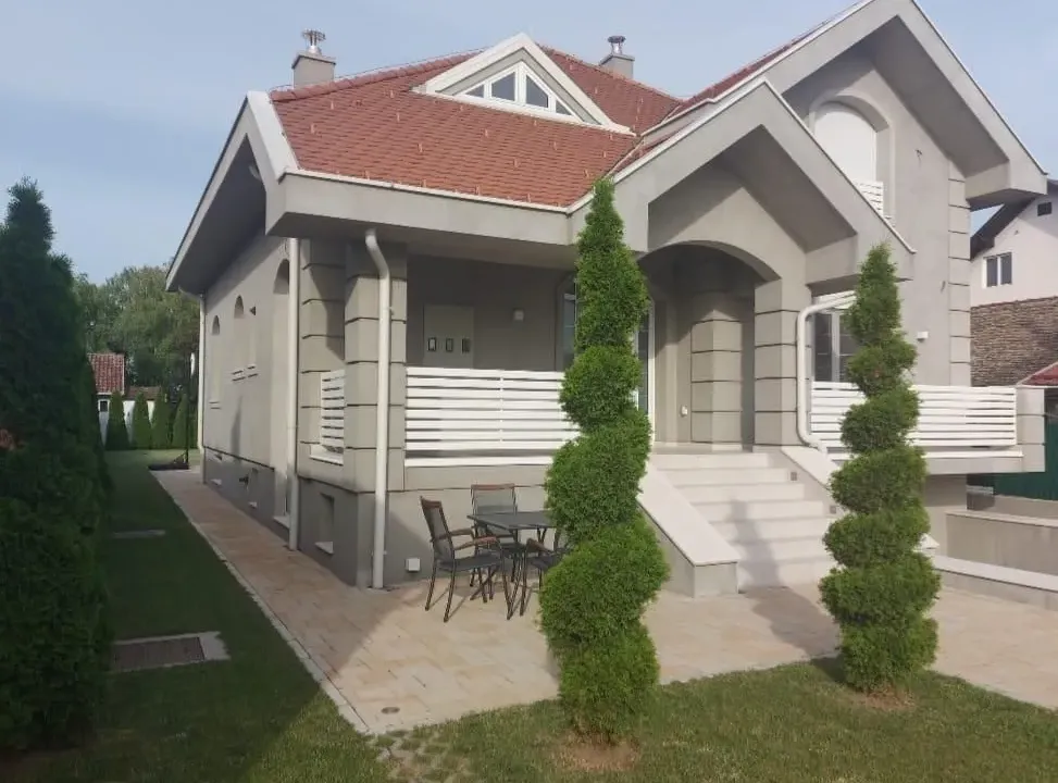 Prodaja, kuća, 380m², Centar, Inđija