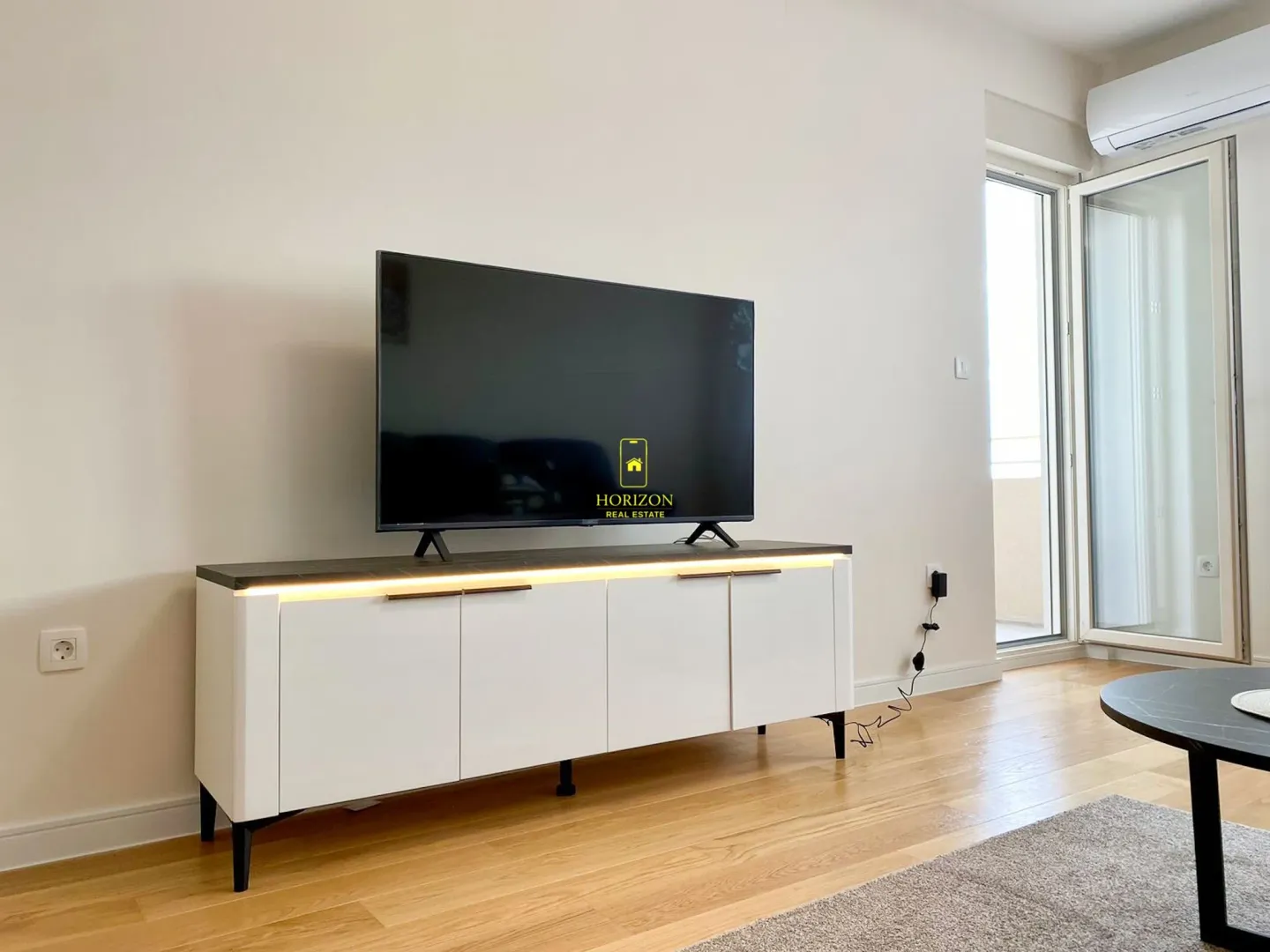 Living room with a TV and a sideboard.