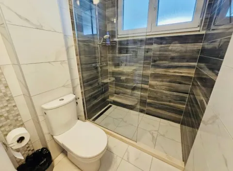 Moderno opremljeno kupatilo sa tuš kabinom. - image 8
