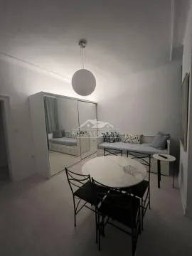 Manja spavaća soba sa krevetom, garderoberom sa ogledalom i trpezarijskim stolom sa stolicama. - image 9