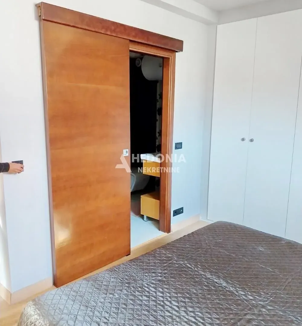 Izdavanje, četvorosoban stan, 120m², Savski Venac, Beograd