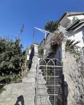 Ulazna kapija i dvorište kuće sa kamenim zidom. - image 11