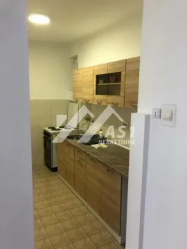 Manja kuhinja sa drvenim elementima i šporetom. - image 4