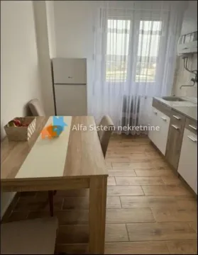 Kuhinja sa trpezarijskim stolom i stolicama pored prozora. - image 3