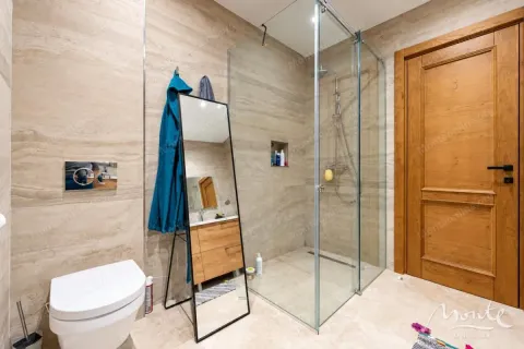 Moderne kupatilo sa tuš kabinom, konzolnom šoljom i drvenim elementima. - image 22