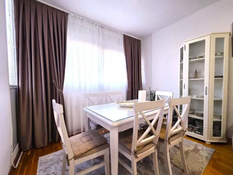 Trpezarija sa bijelim stolom, stolicama i vitrinom. - image 4