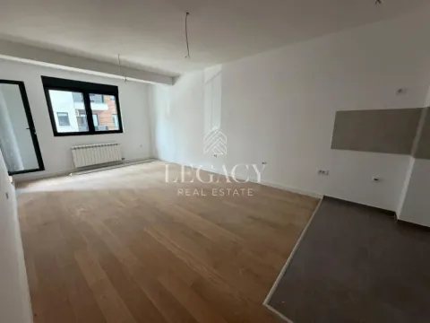 Prazna neopremljena prostorija sa drvenim podom i prozorom. - image 15