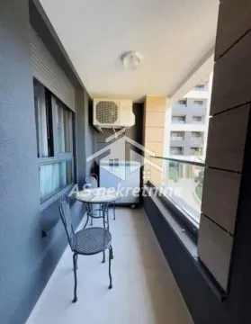 Natkriveni balkon sa garniturom za sedenje i klimom. - image 14