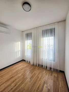 Prazna soba sa parketom na podu i bijelim zavjesama na prozorima. - image 14