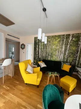 Dnevna soba sa garniturom, žutim foteljama i tapetom sa motivom šume. - image 4