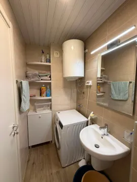 Manje kupatilo sa umivaonikom, tušem, veš mašinom i bojlerom. - image 13