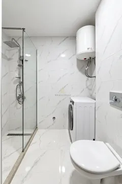 Moderno opremljeno kupatilo sa tuš kabinom, veš mašinom i bojlerom. - image 14