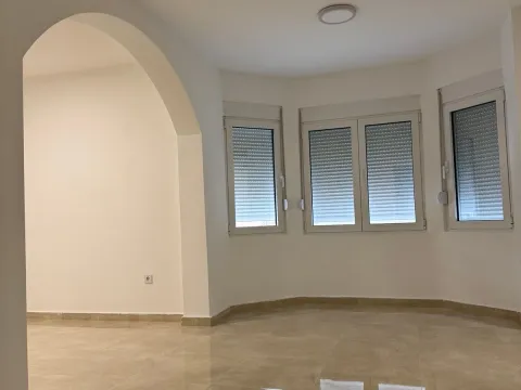 Rent, house, 500m², Stari Aerodrom, Podgorica - image 2