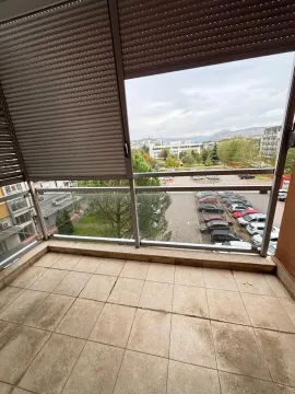 Pogled sa balkona na parking i okolno naselje. - image 9